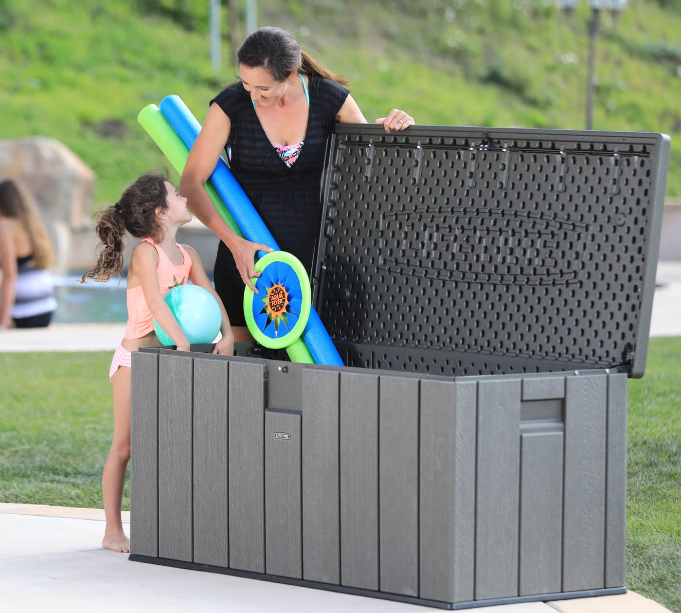 Armonía en el jardín: cómo integrar el arcón exterior Rough Cut en tu paisaje - Lifetime