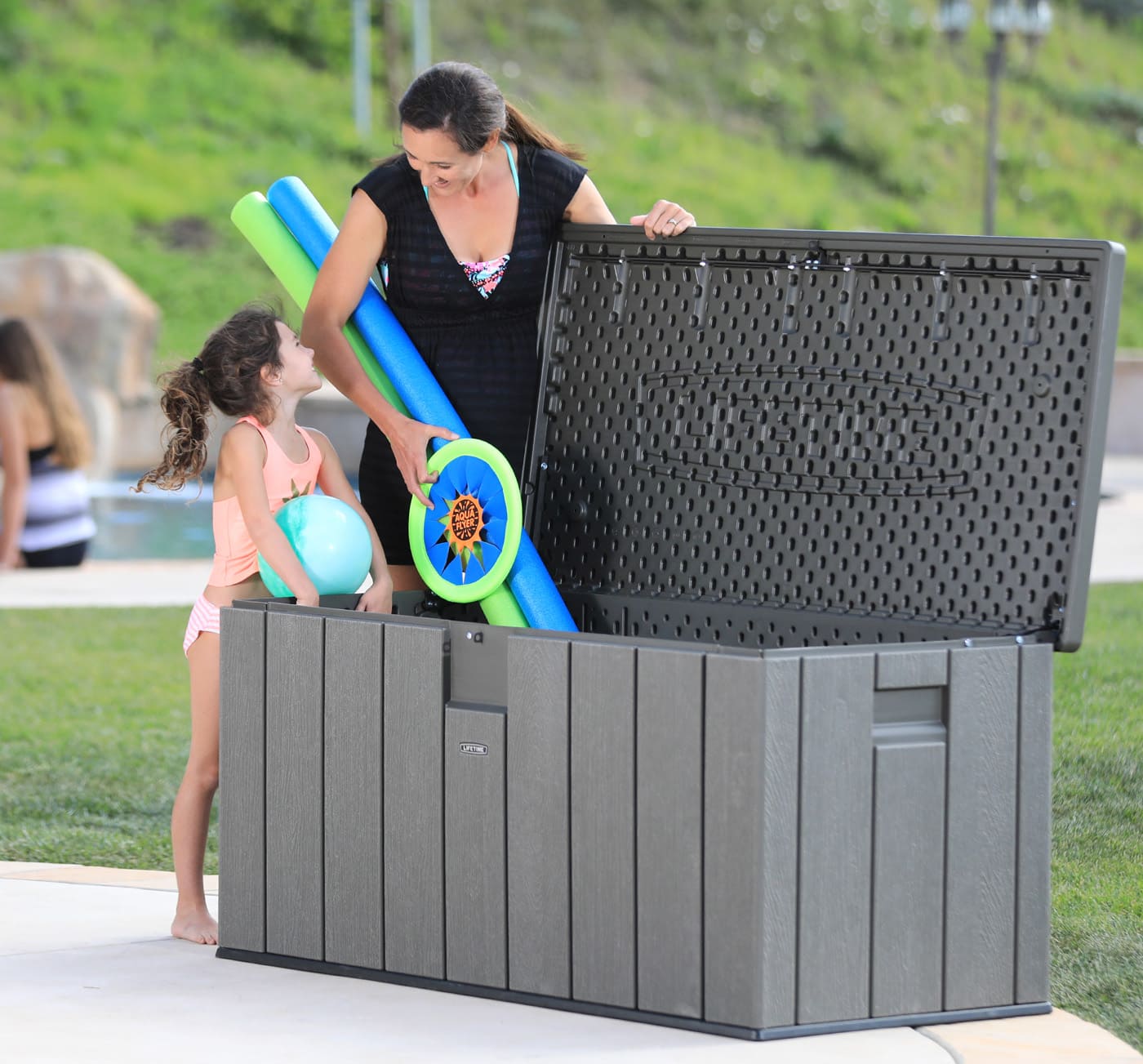 Armonía en el jardín: cómo integrar el arcón exterior Rough Cut en tu paisaje - Lifetime