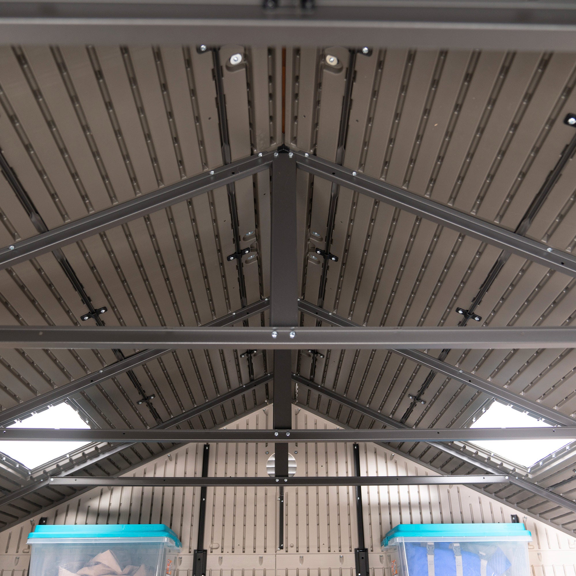 Galpão de jardim com piso e janelas 11 m2 - 92310